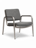 Moderne minimalistische fauteuil met metalen frame en gestoffeerde zitting.