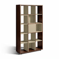 Moderne houten boekenkast met open vakken en neutrale kleuren